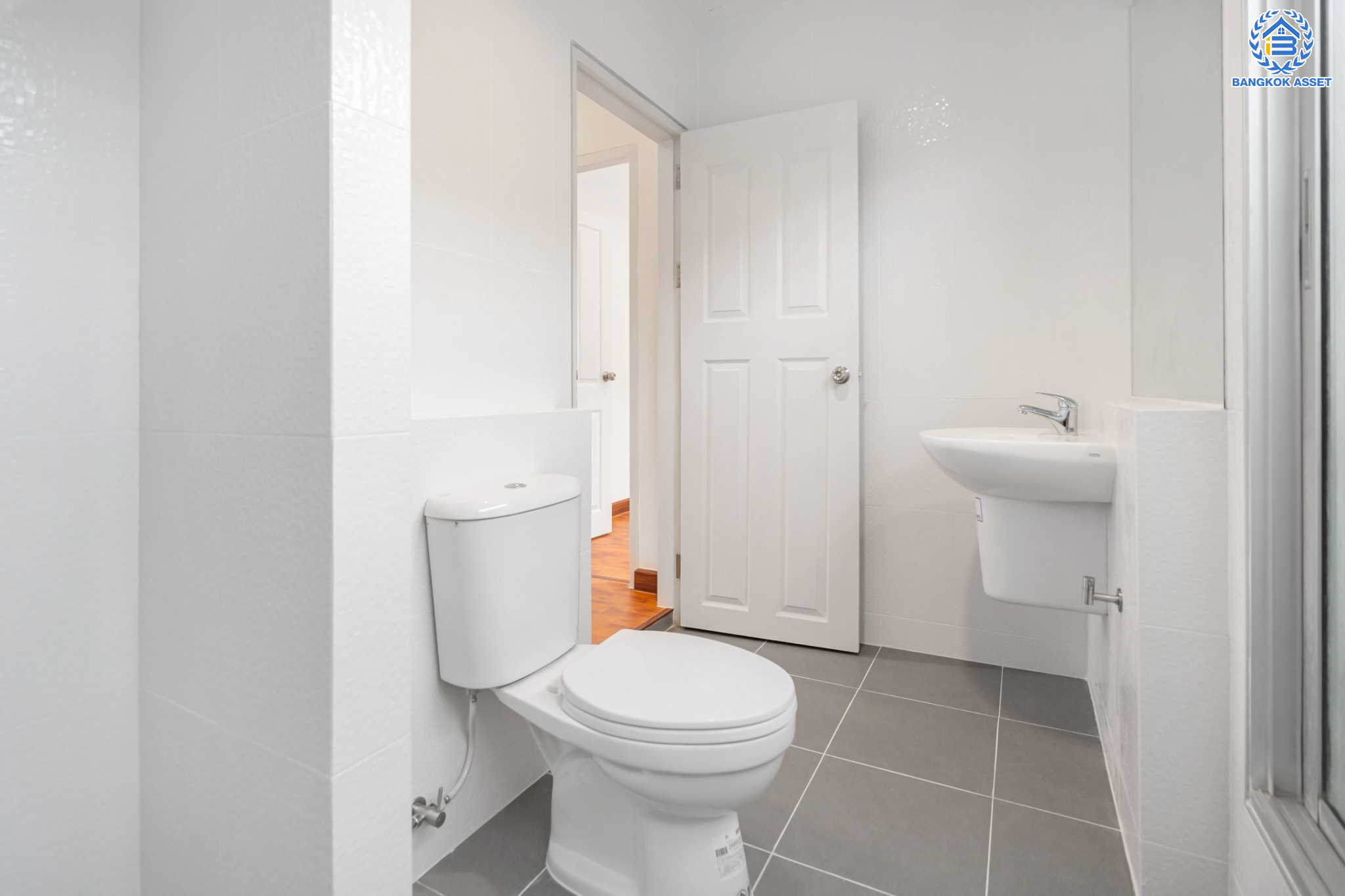 บ้านมือสองตกแต่งใหม่ แบรนด์ Property Perfect ม.เดอะวิลล่า ท่าอิฐ-รัตนาธิเบศร์ ทาวน์เฮ้าส์พร้อมอยู่ เนื้อที่ 18 ตร.ว. ฟังก์ชัน 3 ห้องนอน 2 ห้องน้ำ 1 ที่จอดรถ บนทำเลเชื่อมต่อทั้ง ถ.รัตนาธิเบศร์ และ ถ.ราชพฤกษ์ ใกล้รถไฟฟ้าสายสีม่วง "สถานีบางรักน้อยท่าอิฐ"